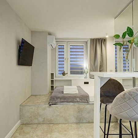Appartamento Lobby 55 - Ac And Smart Tv Varsavia Esterno foto